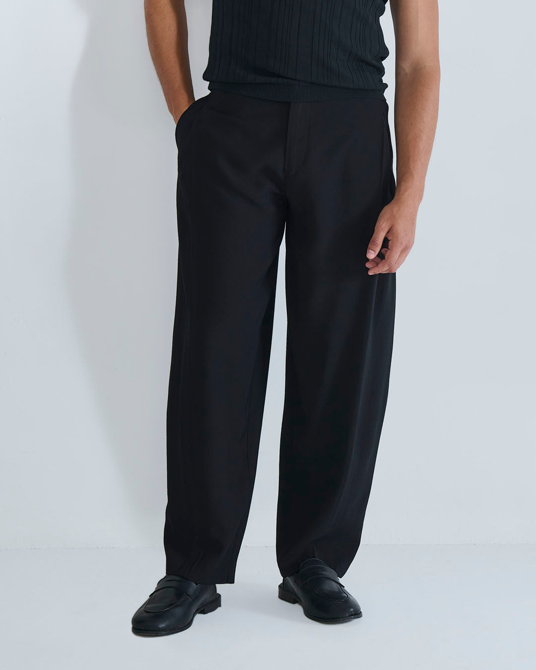 Pantalone con pieghe e cucitura laterale