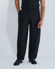 Pantalone con pieghe e cucitura laterale