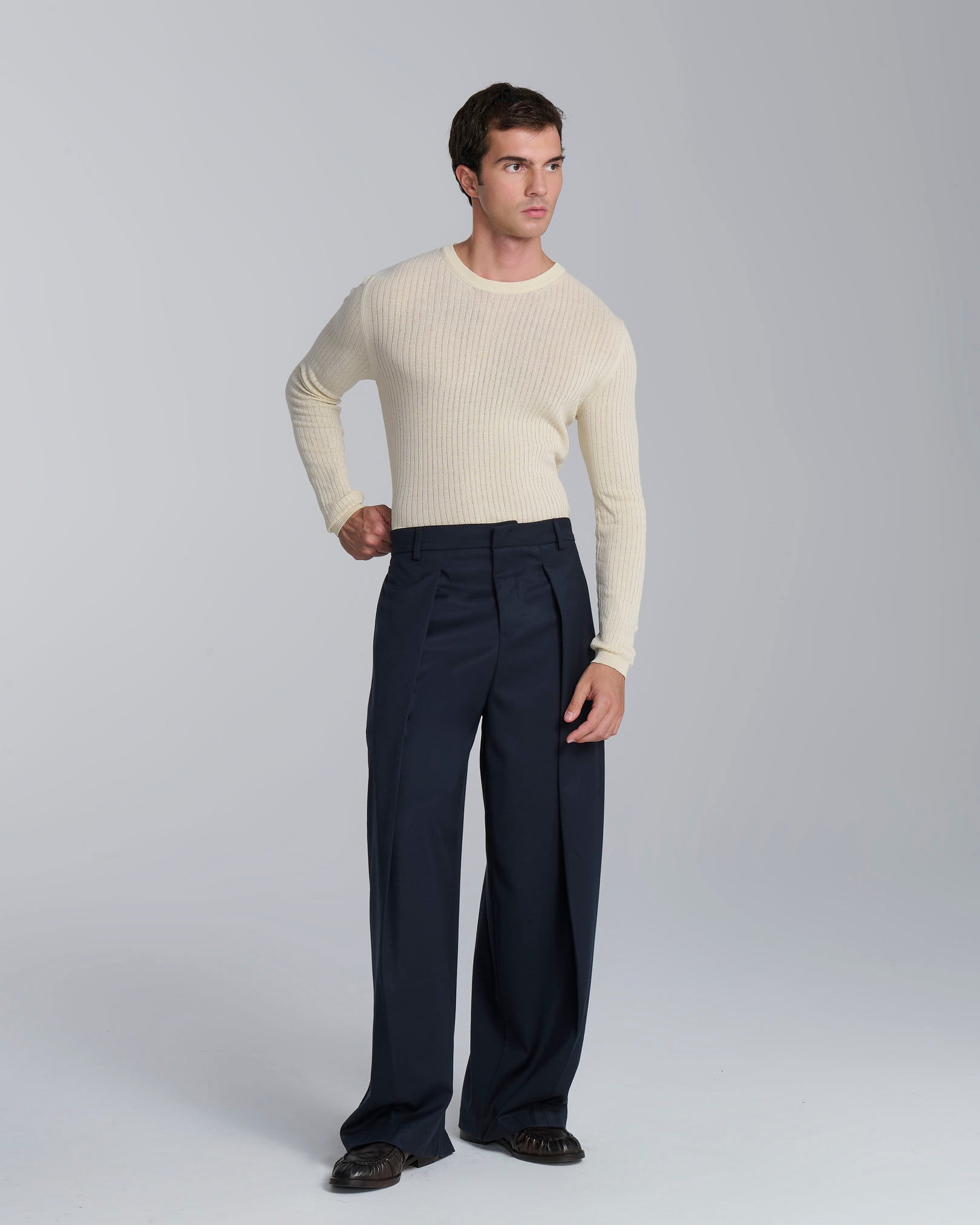 Pantalone wide fit con pieghe
