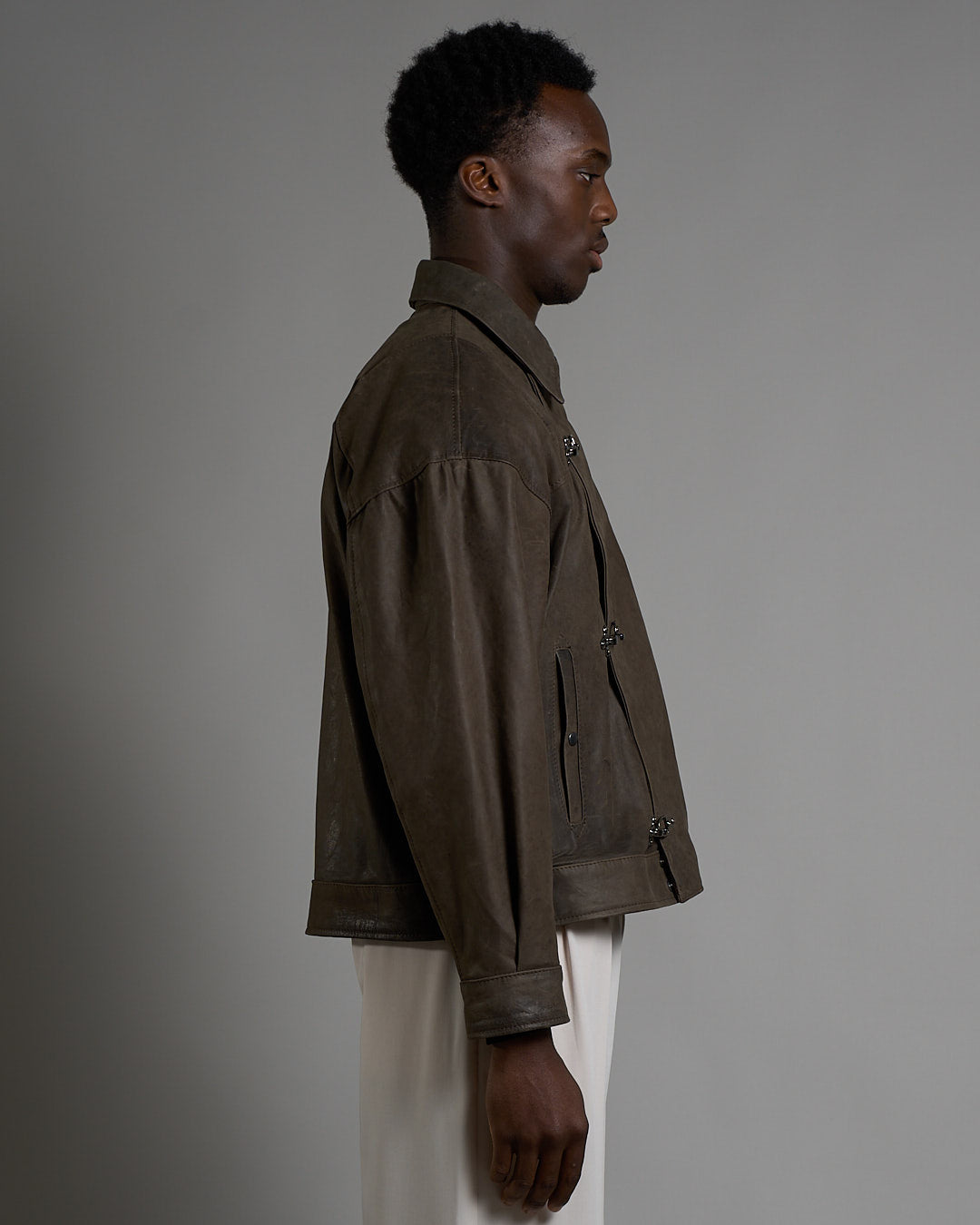 Giacca in pelle cropped con chiusure a scatto