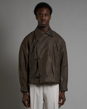 Giacca in pelle cropped con chiusure a scatto