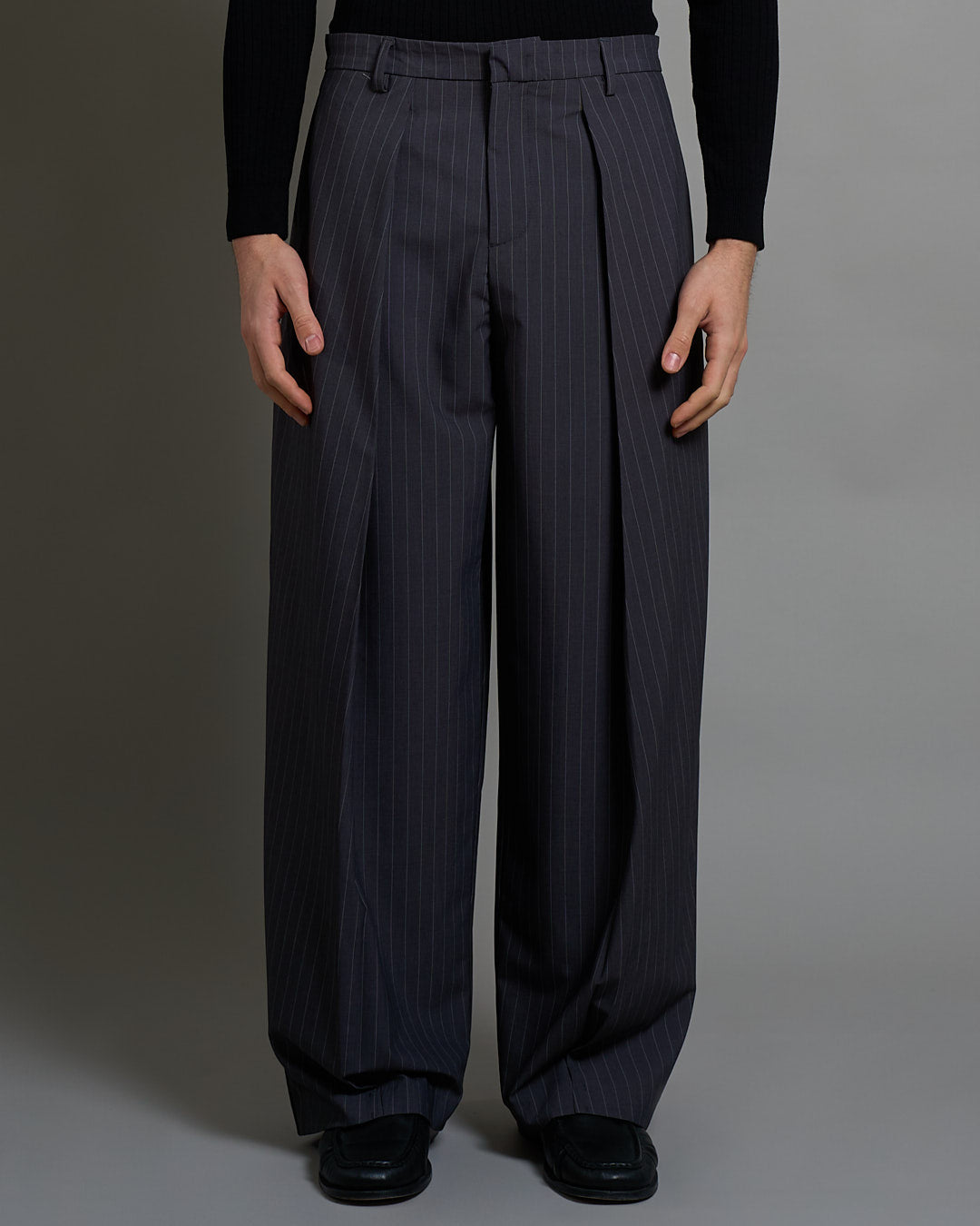 Pantalone Wide Fit con pieghe gessato